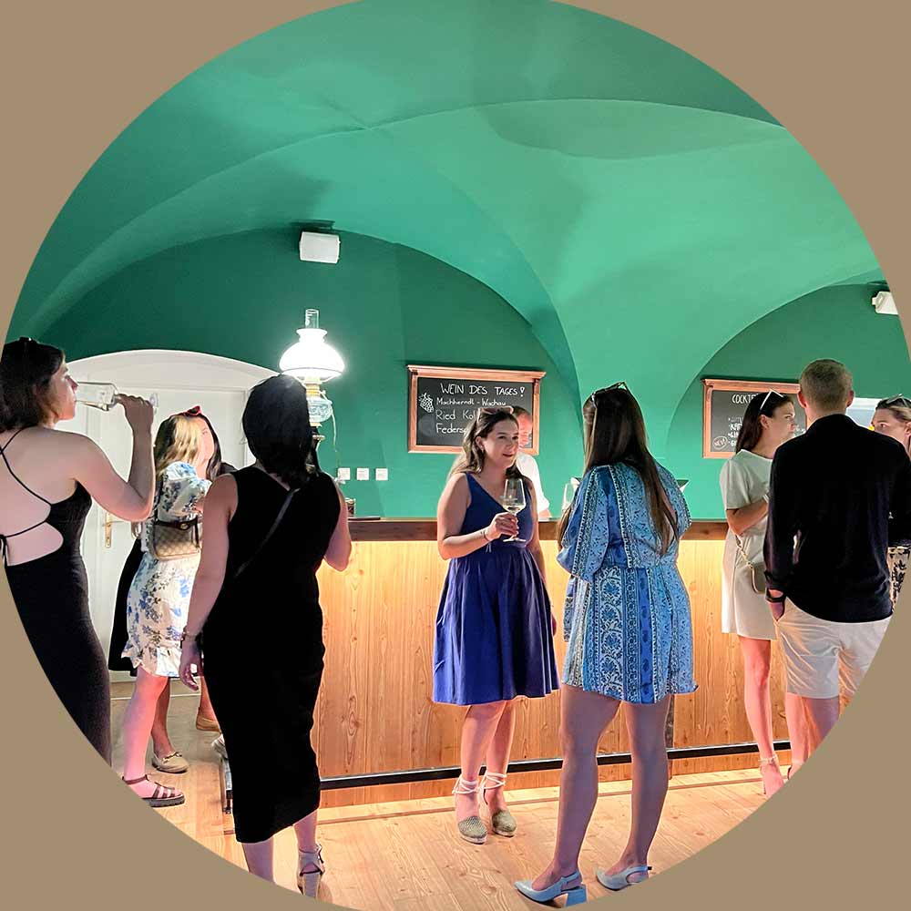 Damen unterhalten sich vor beleuchteter Schank