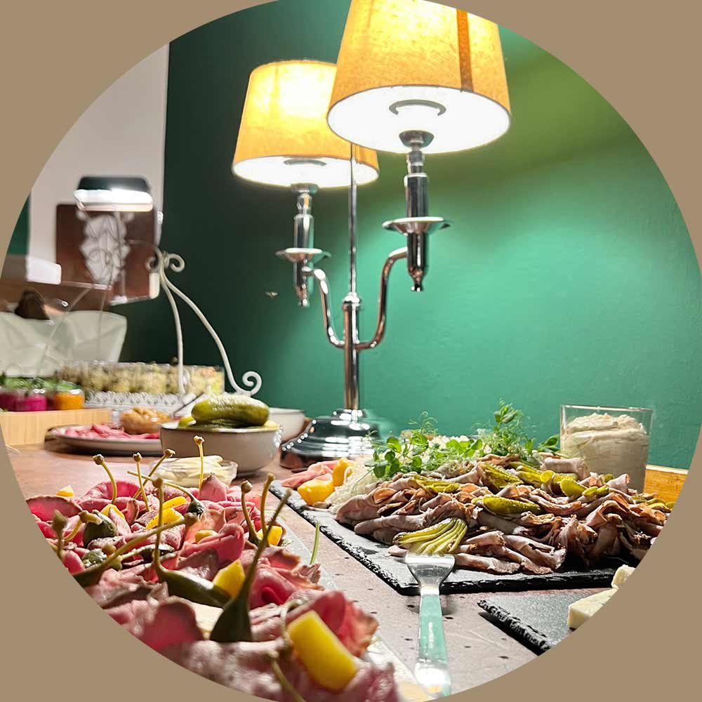 exquisites Heurigenbuffet mit Fleischvariation und Gem&uuml;se