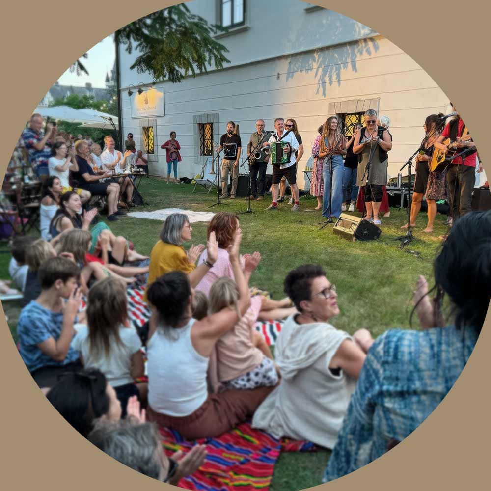 ausgelassende Stimmung beim Konzert der Gomera Street Band in Grafenegg