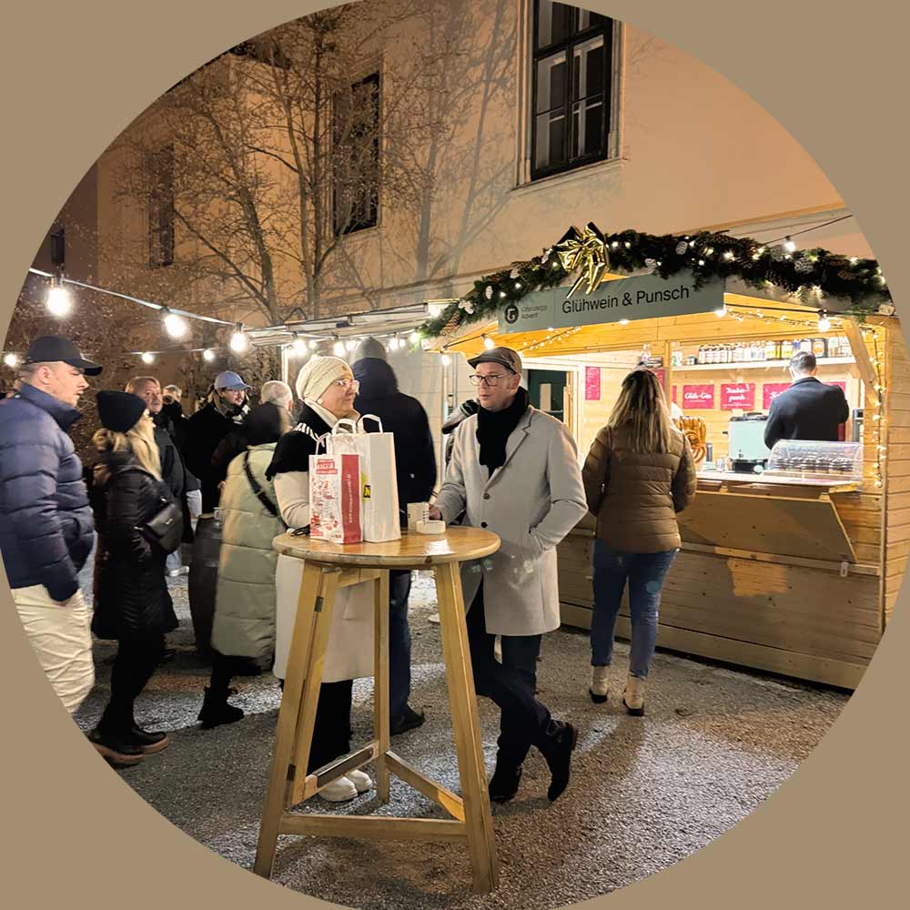 Punschh&uuml;tte mit Besuchern beim Grafenegger Advent