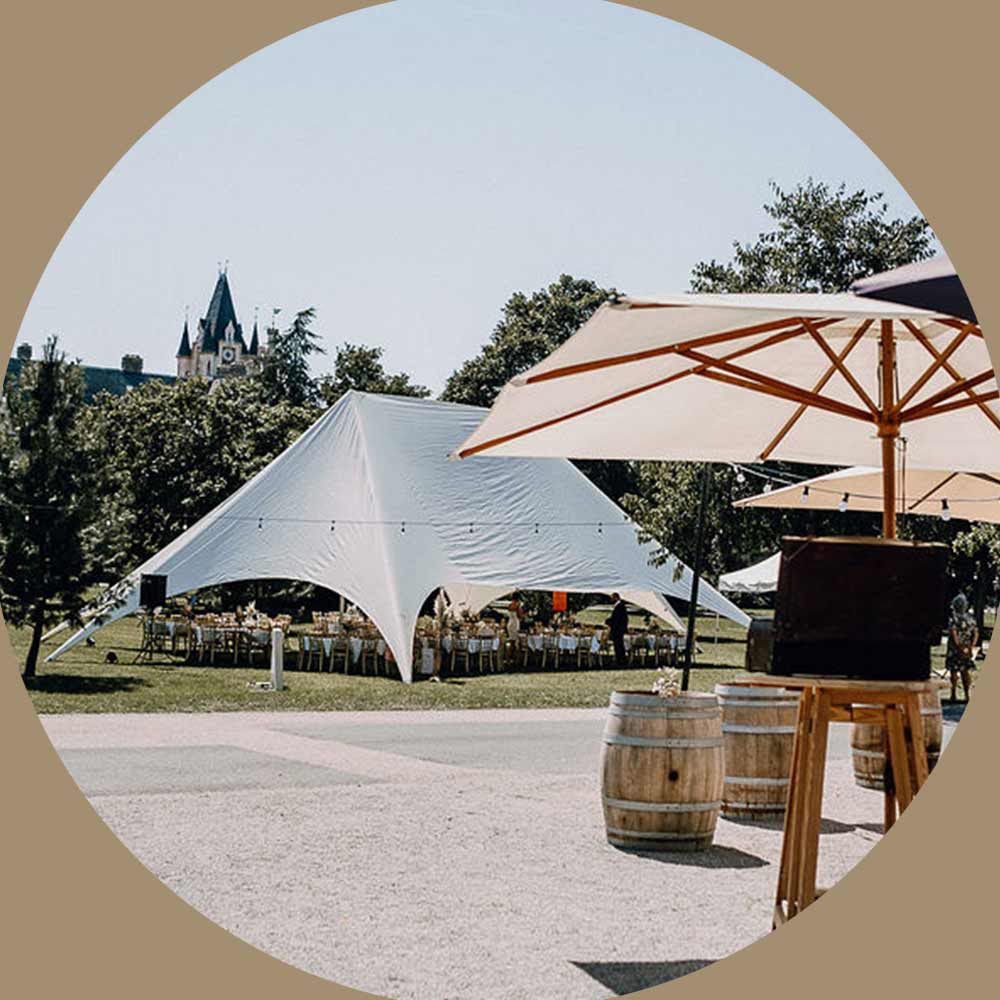 gro&szlig;es Veranstaltungszelt f&uuml;r Hochzeit vor dem Schloss Grafenegg