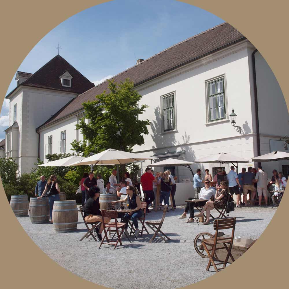 Grafenegg Weinlounge Vorplatz bei den Design Days
