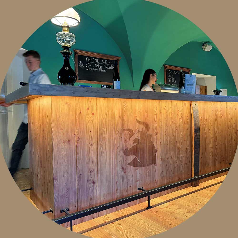 Grafenegg Weinlounge Mitarbeiter hinter der Schank