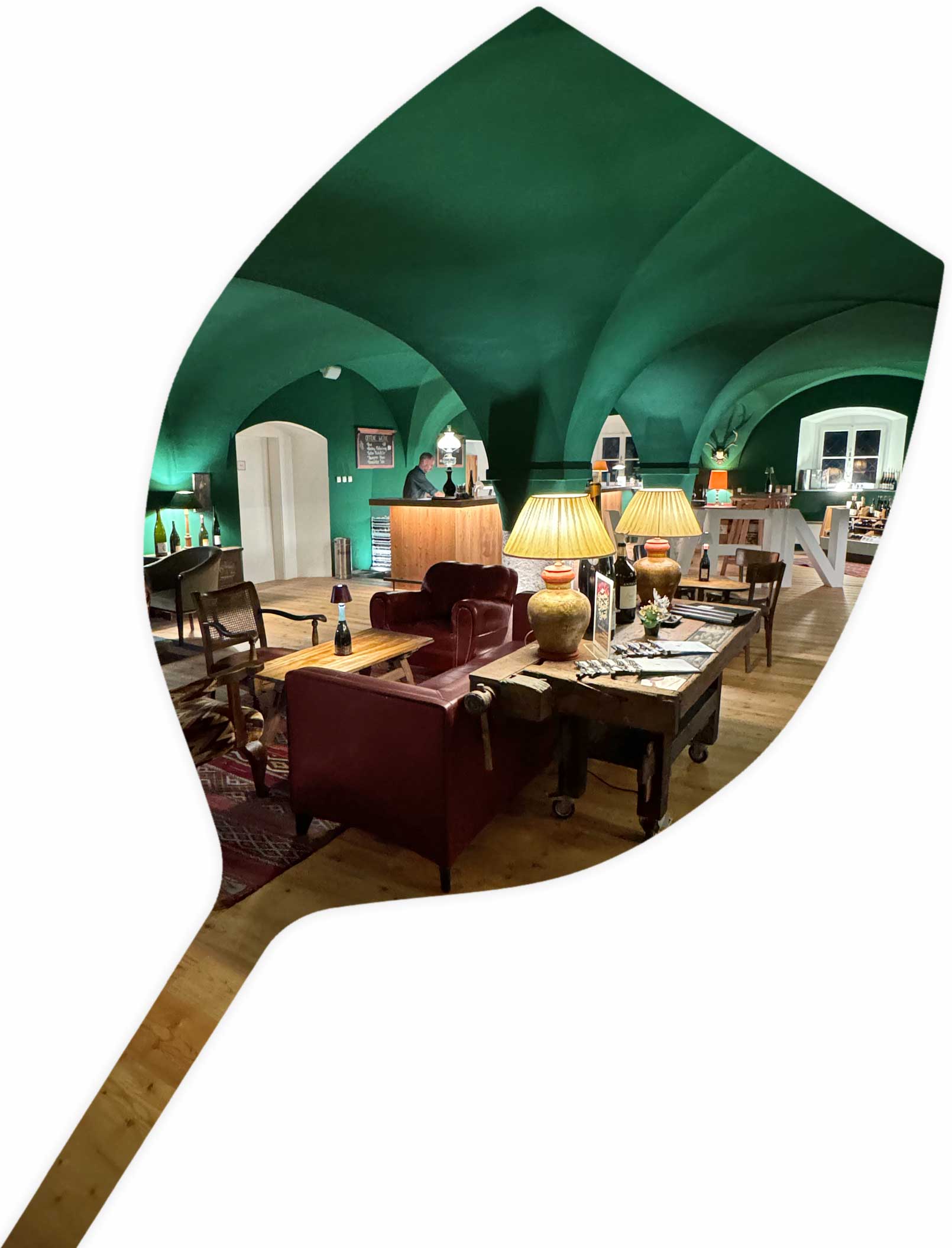 Weinglas mit der Grafenegg Weinlounge als Silhouette