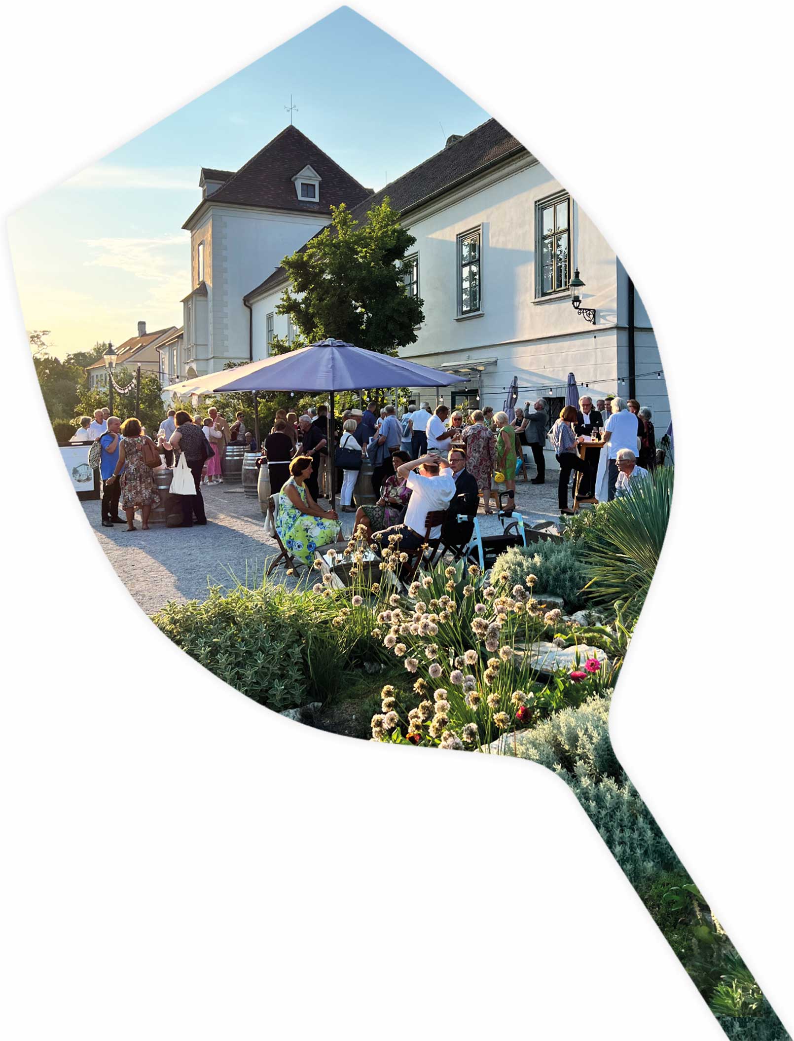 Weinglas mit dem Vorplatz der Grafenegg Weinlounge als Silhouette